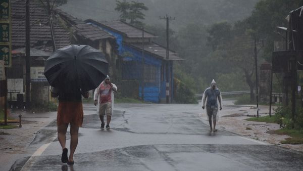 ഇന്നും ശക്തമായ മഴ: നാല് ജില്ലകളില്‍ പൂർണ്ണമായും ഒരിടത്ത് ഭാഗികമായും വിദ്യാലയങ്ങള്‍ക്ക് അവധി