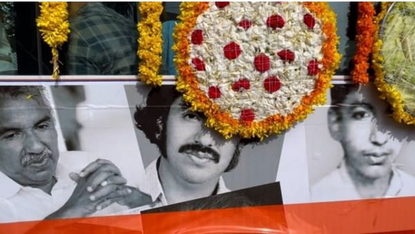 ജനനായകനെ ഒരു നോക്ക് കാണാന്‍.. : 24 മണിക്കൂർ പിന്നിട്ടിട്ടും പുതുപ്പള്ളിയില്‍ എത്താനാവാതെ വിലാപയാത്ര