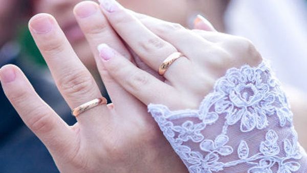 17കാരി 21കാരിയായ അധ്യാപികയോടൊപ്പം ഒളിച്ചോടി; ലൗ ജിഹാദെന്ന് കുടുംബം, പ്രതിഷേധം