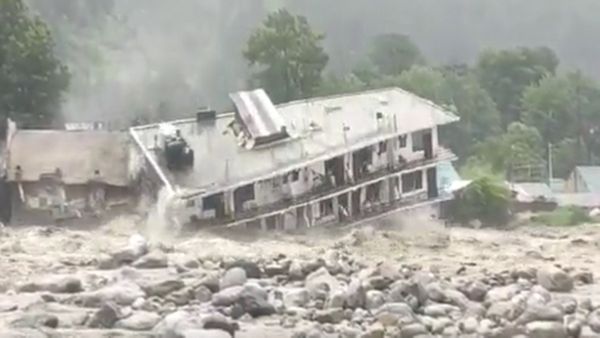 'ഹൃദയം നടുങ്ങുന്ന കാഴ്ച'; മണാലിയില്‍ ഹോട്ടല്‍ ഒഴുക്കില്‍ തകര്‍ന്നു വീണു, വൈറല്‍ വീഡിയോ