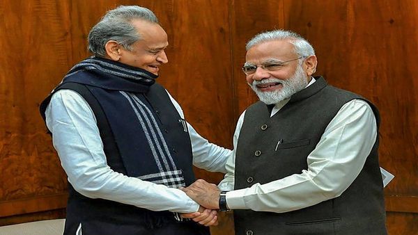 ചുവപ്പ് ഡയറി കോണ്‍ഗ്രസിനെ തകർക്കുമെന്ന് മോദി: ചുവന്ന തക്കാളിയും സിലിണ്ടറുമായി തിരിച്ചടിച്ച് ഗെലോട്ട്