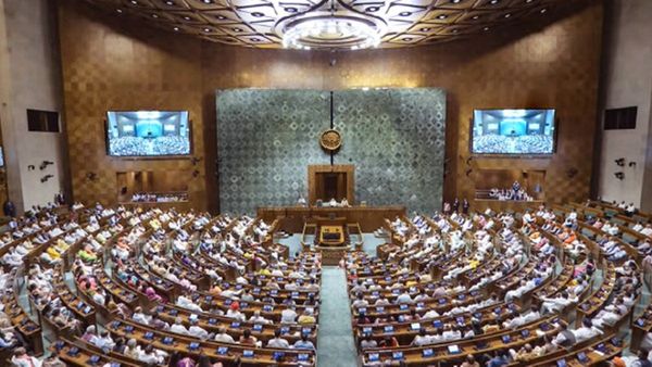 മണിപ്പൂർ വിഷയത്തിൽ പ്രതിപക്ഷ പ്രതിഷേധം; പാർലമെന്റ് ഇന്നത്തേക്ക് പിരിഞ്ഞു