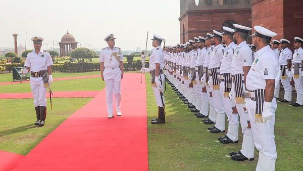 കൊളോണിയല്‍ രീതിക്ക് മാറ്റം; നാവിക സേന ഉദ്യോഗസ്ഥര്‍ ഇനി ബാറ്റണ്‍ കൊണ്ടുപോകില്ല