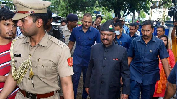 ബംഗാളില്‍ തെരഞ്ഞെടുപ്പിനിടെ വ്യാപക അക്രമം; ബൂത്ത് തകര്‍ത്തു, ടിഎംസി പ്രവര്‍ത്തകര്‍ കൊല്ലപ്പെട്ടു