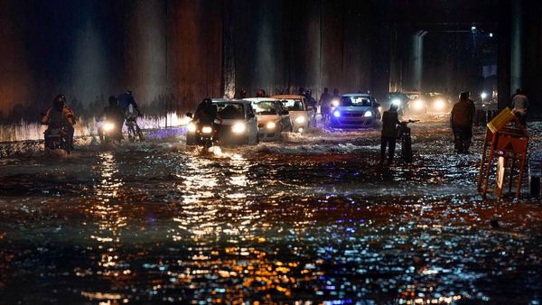 വെള്ളത്തില്‍ മുങ്ങി ഡല്‍ഹി, ഉദ്യോഗസ്ഥരുടെ അവധി റദ്ദാക്കി, പ്രശ്‌നം പരിഹരിക്കാനിറങ്ങി മന്ത്രിമാര്‍