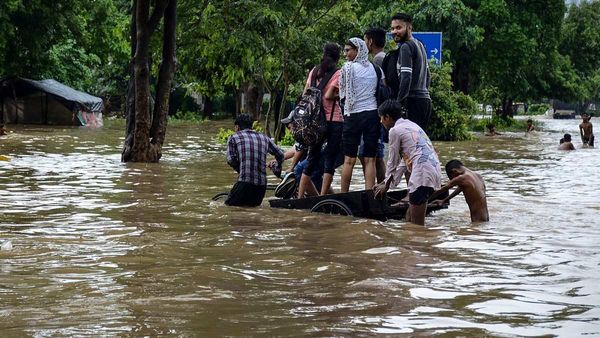 ഉത്തരേന്ത്യയിലാകെ തകര്‍ത്ത് പെയ്ത് മഴ, ജമ്മുവില്‍ സൈനികര്‍ മരിച്ചു, ഡല്‍ഹിയില്‍ സ്‌കൂളുകള്‍ക്ക് അവധി