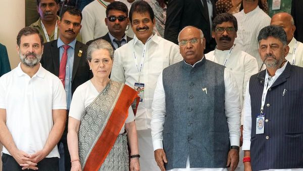 രാഹുല്‍ ഗാന്ധിക്ക് പെണ്ണന്വേഷിക്കണം, ഹരിയാനയിലെ വനിതകളോട് സോണിയയുടെ അഭ്യര്‍ത്ഥന, വൈറല്‍