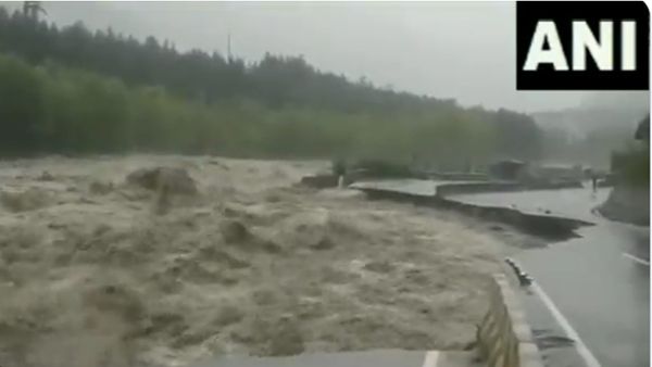 കുളുവില്‍ ദേശീയ പാത തകർന്നു: ഉത്തരേന്ത്യയില്‍ നാശം വിതച്ച് കനത്ത മഴ, നിരവധി മരണങ്ങള്‍