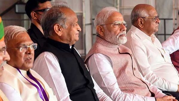 മോദിയുടെ പരിപാടിയില്‍ നിന്നും ഗെഹ്ലോട്ടിന്റെ പ്രസംഗം നീക്കി: ഇല്ലെന്ന് പിഎം ഓഫീസ്, പോര് ട്വിറ്ററില്‍