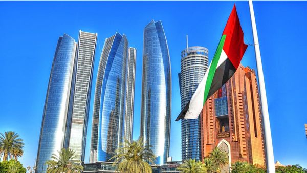 രണ്ടും കല്‍പ്പിച്ച് അബൂദാബി: ഫീസുകള്‍ വെട്ടിക്കുറച്ചു, ലക്ഷ്യം വിദേശീയരെ, ദുബായിയെ മറികടക്കണം