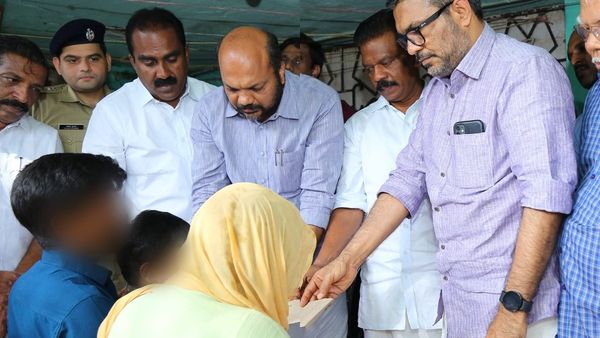 ആലുവയിൽ 5 വയസുകാരി കൊല്ലപ്പെട്ട സംഭവം; 10 ലക്ഷം ധനസഹായം അനുവദിച്ചുള്ള സർക്കാർ ഉത്തരവ് കൈമാറി