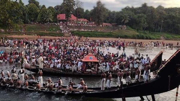 വിഭവങ്ങളുമായി തിരുവോണത്തോണിയെത്തി: ആറന്മുള പാർത്ഥസാരഥി ക്ഷേത്രത്തില്‍ ആഘോഷത്തിമിർപ്പ്