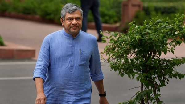 വ്യാജ കണക്ഷനുകള്‍ തടയും: സിം വില്‍ക്കുന്നവര്‍ക്ക് പൊലീസ് വെരിഫിക്കേഷന്‍ നടപ്പിലാക്കും; കേന്ദ്രമന്ത്രി