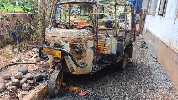 പെരിങ്ങത്തൂരില്‍ ബിഎംഎസ് നേതാവിന്റെ വീട്ടുമുറ്റത്ത് നിര്‍ത്തിയിട്ട ഓട്ടോറിക്ഷ കത്തിച്ചു