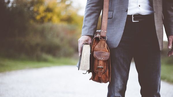 ലാപ്‌ടോപ്പ് ബാഗ് ഒരു തോളില്‍ തൂക്കി പോകുന്നവരാണോ നിങ്ങള്‍? എങ്കില്‍ ഇക്കാര്യം അറിഞ്ഞിരിക്കണം