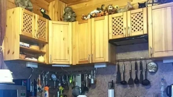 അവിടേക്ക് ഒന്ന് നോക്കൂ, ആ കാണുന്നത് ഒരു അടുക്കളയല്ലേ? മറ്റെന്തോ അവിടെയില്ലേ, കണ്ടെത്താന്‍ ശ്രമിക്കൂ