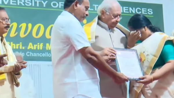 ഡോ വന്ദന ദാസിന്റെ എംബിബിഎസ് ഡി​ഗ്രി ഏറ്റുവാങ്ങി മാതാപിതാക്കൾ; കണ്ണീരണിഞ്ഞ് അമ്മ.. വികാരനിർഭരം