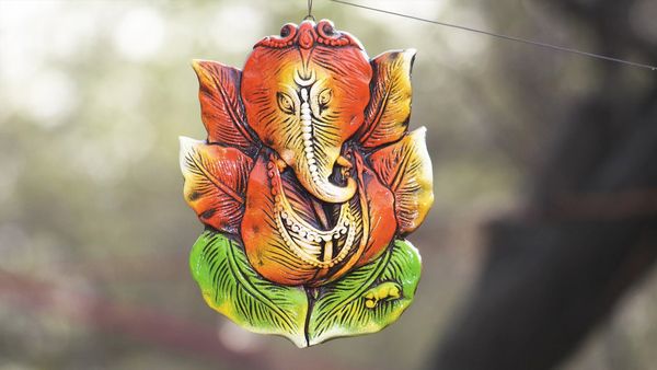 വീടിന്റെ പ്രധാനവാതിലില്‍ ഗണപതി ചിത്രം വെച്ചിട്ടുണ്ടോ..? ഇങ്ങനെയെങ്കില്‍ മാറ്റിക്കോ, സര്‍വനാശം