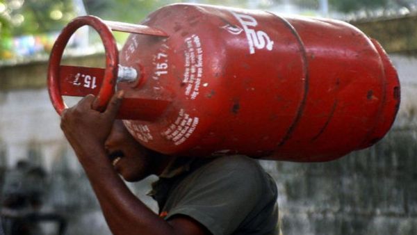 LPG Price: പാചക വാതക സിലിണ്ടര്‍ വില കുറച്ചു; കേന്ദ്ര സര്‍ക്കാരിന്റെ സുപ്രധാന തീരുമാനം