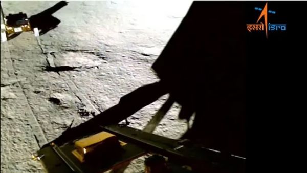 ചന്ദ്രയാന്‍-3: ചന്ദ്രനില്‍ കറങ്ങി പ്രഗ്യാൻ റോവർ: പുതിയ വീഡിയോ പുറത്തുവിട്ട് ഐഎസ്ആർഒ