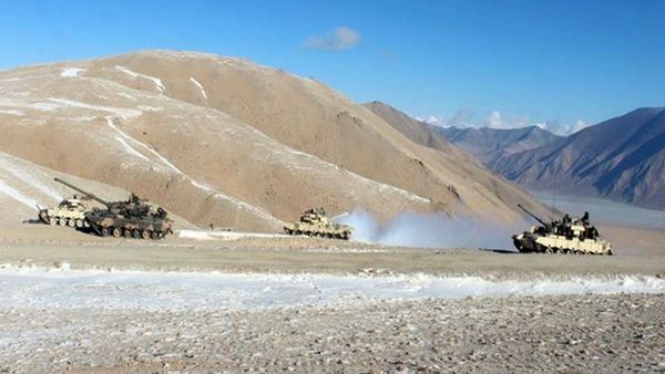 ലഡാക്കില്‍ സൈനിക വാഹനം മലയിടുക്കിലേക്ക് വീണു; ഒമ്പത് മരണം