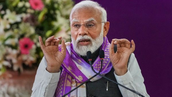 'അവസാന പന്തിൽ സിക്സ് അടിക്കാനാണ് പ്രതിപക്ഷത്തിന്റെ ശ്രമം,അവർക്ക് പരസ്പരം വിശ്വാസമില്ല; പ്രധാനമന്ത്രി