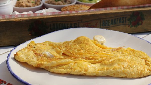 എത്ര ശ്രമിച്ചിട്ടും നല്ല ഓംലറ്റുണ്ടാക്കാന്‍ കഴിയുന്നില്ലേ..? ഇനി ടെന്‍ഷന്‍ വേണ്ട, ഇങ്ങനെ ചെയ്ത് നോക്കൂ