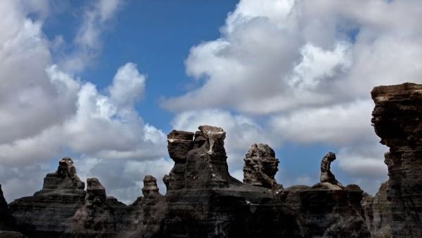 ഇങ്ങോട്ട് നോക്കൂ, ആ കാണുന്നത് മലനിരകളല്ലേ, അതോ തോന്നുന്നതാണോ? കണ്ടെത്തൂ