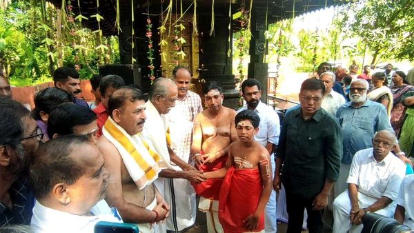 ചാമുണ്ഡി കോട്ടം പെരുംകളിയാട്ടത്തിലെ അഗ്‌നിക്കോലധാരികള്‍ക്ക് പട്ടും വളയും സമ്മാനിച്ചു