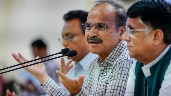 കേന്ദ്രത്തിനെതിരെ നിയമപോരാട്ടത്തിന് അധീര്‍ ചൗധരി? സസ്‌പെന്‍ഷനെതിരെ സുപ്രീം കോടതിയിലേക്ക്