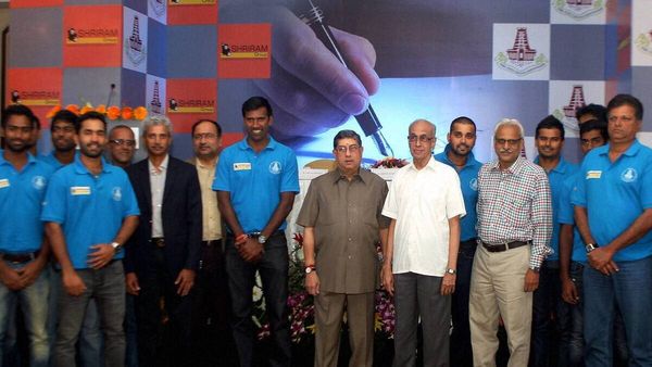 750 മില്യണിന്റെ ആസ്തിയെല്ലാം ജീവനക്കാര്‍ക്ക്, മൊബൈല്‍ പോലും സ്വന്തമായില്ല, ആരാണ് ഈ കോടീശ്വരന്‍