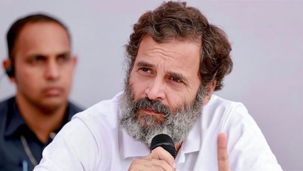 'രാഹുലിന് യുവതികളെ കിട്ടില്ലേ,50 വയസുള്ള സ്ത്രീക്ക് ഫ്ലൈയിംഗ് കിസ് കൊടുക്കണോ'; വിവാദം