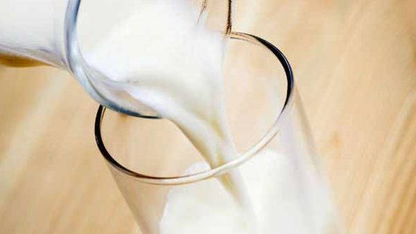 രാത്രി ഉറങ്ങും മുമ്പ് പാൽ കുടിക്കുന്നത് എല്ലാവർക്കും നല്ലതല്ല; ഇവർ ശ്രദ്ധിക്കണം