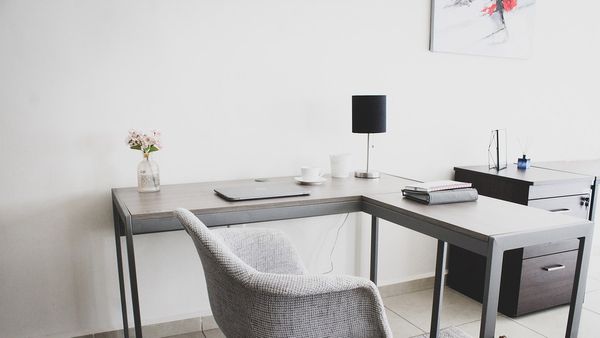 ജോലിസ്ഥലം അലങ്കോലമായി കിടക്കുകയാണോ?; വൃത്തിയാക്കാന്‍ ചില പൊടിക്കൈകളുണ്ട്