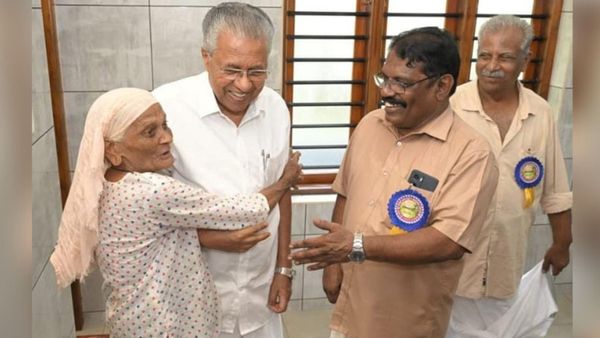 എത്ര നാളായി കണ്ടിട്ട്: പിണറായിയെ കെട്ടിപ്പിച്ച് ആലിയുമ്മ, പുഞ്ചിരിച്ച് മുഖ്യമന്ത്രി, ചിത്രം വൈറല്‍