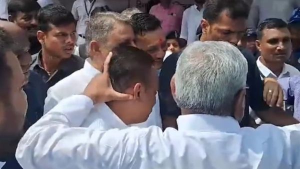 നിതീഷ് കുമാര്‍ പരസ്യമായി മന്ത്രിയുടെ കഴുത്തിന് പിടിച്ചത് എന്തിന്? ചര്‍ച്ചയായി മുഖ്യമന്ത്രിയുടെ നടപടി