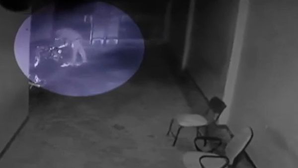 ആയുധക്കടത്താരോപിച്ച് അധ്യാപകനെ അറസ്റ്റ് ചെയ്തതില്‍ ട്വിസ്റ്റ്; ആയുധം വെച്ചത് യുപി പൊലീസ് തന്നെ?