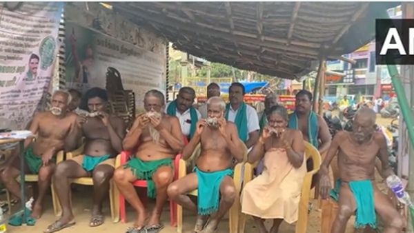 കാവേരി നദീജല തർക്കം; ചത്ത എലിയെ കടിച്ചുപിടിച്ച് തമിഴ്നാട്ടിലെ കർഷകരുടെ പ്രതിഷേധം