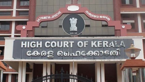 'ക്ഷേത്രത്തില്‍ കാവിക്കൊടി വേണ്ട'; ഉത്തരവുമായി ഹെക്കോടതി, ഹര്‍ജി തള്ളി