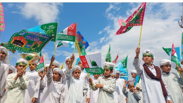 നബി ദിനം ആഘോഷിച്ച് വിശ്വാസികള്‍: മാനവികതയാണ് നബിയുടെ സന്ദേശമെന്ന് മുഖ്യമന്ത്രിയും പ്രതിപക്ഷ നേതാവും