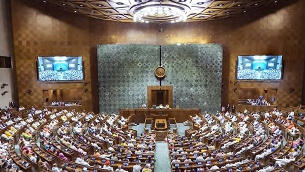 വനിത സംവരണ ബിൽ ലോക്സഭയിൽ പാസായി; ബില്ലിനെ എതിർത്തത് 2 പേർ