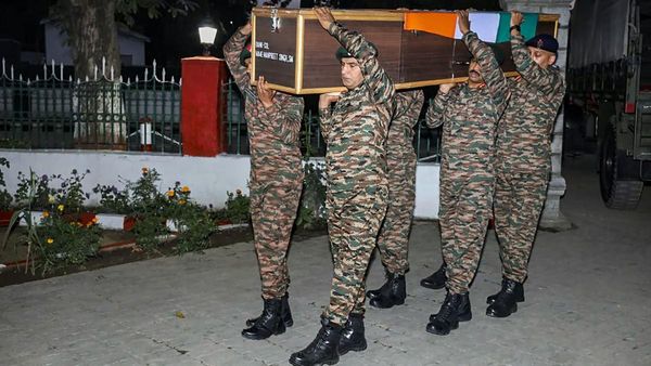 കശ്മീരില്‍ 48 മണിക്കൂര്‍ ഏറ്റുമുട്ടല്‍, ഒരു സൈനികനെ കാണാനില്ല, 3 സുരക്ഷാ ഉദ്യോഗസ്ഥര്‍ കൊല്ലപ്പെട്ടു