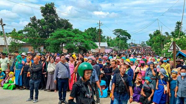 മണിപ്പൂരില്‍ പോലീസ് സ്‌റ്റേഷന്‍ ആക്രമിച്ച് കലാപകാരികള്‍; ഇംഫാലിലെ 2 ജില്ലകളില്‍ കര്‍ഫ്യൂ