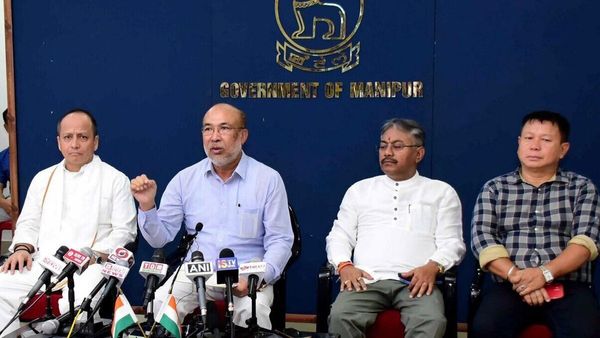 മണിപ്പൂരില്‍ മുഖ്യമന്ത്രി ബിരേന്‍ സിംഗിന്റെ വീട്ടിലേക്ക് ഇരച്ചെത്തി ജനക്കൂട്ടം; നേരിട്ട് സുരക്ഷാ സേന