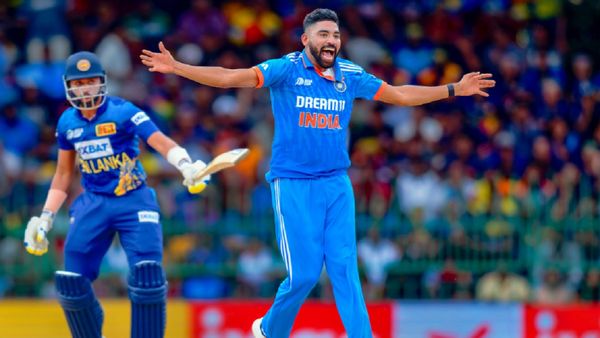 140 കി.മീ വേഗതയില്‍ പന്തെറിഞ്ഞ് ബൗണ്ടറി തടയാന്‍ ഓടും; ചുമ്മാതല്ല, സിറാജിന്റെ ഫിറ്റ്‌നസ് രഹസ്യം കേട്ടോ!!