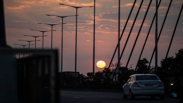 തൃശൂരിൽ ഓടിക്കൊണ്ടിരുന്ന കാർ കത്തി നശിച്ചു, കാറിൽ നിന്നിറങ്ങി ഓടി യാത്രക്കാരൻ