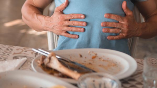 ഭക്ഷണം കഴിച്ച് വയറ് പൊട്ടാറായോ ? ഈ മാർ​ഗങ്ങൾ പരീക്ഷിച്ചു നോക്കൂ