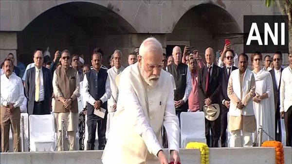 'ഗാന്ധിജി സ്വപ്നം കണ്ട മാറ്റത്തിനായി പ്രവര്‍ത്തിക്കാം'; മഹാത്മാഗാന്ധിക്ക് ആദരമര്‍പ്പിച്ച് പ്രധാനമന്ത്രി