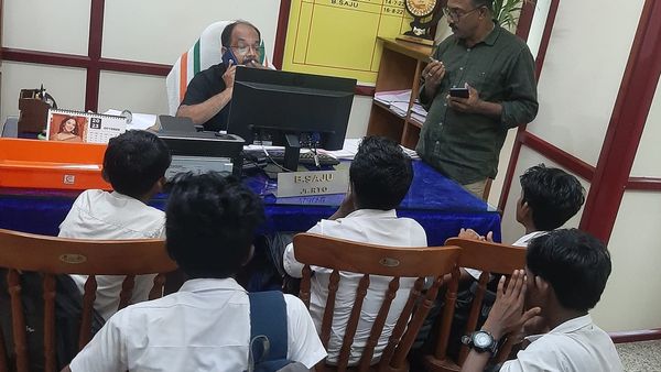 'തളർന്നു വന്ന ആ മക്കളോട് ഇരിക്കാൻ പറഞ്ഞു'; ആർ ടി ഓഫീസിലെത്തിയ 5 കുട്ടികൾ; വൈറൽ കുറിപ്പ്