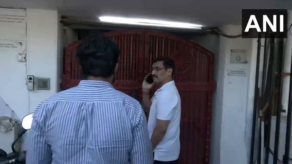 ന്യൂസ് ക്ലിക്ക് വിദേശ ഫണ്ടിംഗ്: യെച്ചൂരിയുടെ സര്‍ക്കാര്‍ വസതിയിലും മാധ്യമപ്രവര്‍ത്തകരുടെ വസതിയിലും റെയ്ഡ്